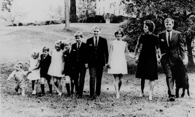 STOR FLOKK: Robert F. Kennedy og kona Ethel fikk en stor barneflokk, med totalt elleve barn. Yngstemann kom til verden erter at faren ble drept. Her er de avbildet i 1966, med åtte av sine til da ni barn. David, som døde av en overdose i 1984, er barn nummer fire fra høyre, her elleve år gammel. Foto: NTB Scanpix STOR FLOKK: Robert F. Kennedy og kona Ethel fikk en stor barneflokk, med totalt elleve barn. Yngstemann kom til verden erter at faren ble drept. Her er de avbildet i 1966, med åtte av sine til da ni barn. David, som døde av en overdose i 1984, er barn nummer fire fra høyre, her elleve år gammel. Foto: NTB Scanpix